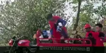 Indonesia, a 17 anni combatte gli incendi con il costume di Superman