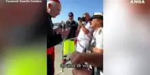 Il soccorritore che diede le sue calze a un bimbo migrante, Zuppi: "Quella &egrave; umanit&agrave;"
