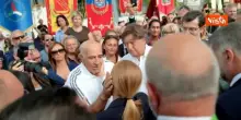 Meloni ad Amatrice, un anziano si commuove: La gioia pi&ugrave; grande. Meloni: Non mi far commuovere