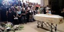 Funerale Raffaella Orazi: il coro le dedica "Happy Day"