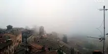 Perugia, la nebbia dopo la pioggia sul centro creano uno scenario autunnale