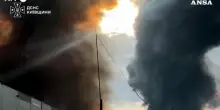 Ucraina, Vigili del fuoco all'opera dopo i raid russi nella regione di Kiev