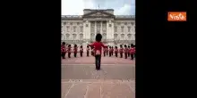 Guardie di Buckingham Palace suonano '9 to 5' in onore di Dolly Parton