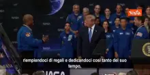 Astronauta Glover dona a Trump un giacca della Nasa personalizzata: Mantenuta la parola