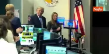 Applauso a Trump mentre entra nella sala di controllo della missione Nasa a Houston