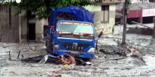 Nepal, si tenta di rimuovere la mole di fango e detriti fra gli edifici semi-distrutti
