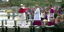 Papa Leone guida una processione in barca sul lago Albano