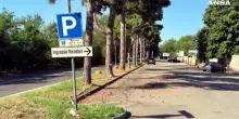 Trovato morto in un parcheggio, uomo ucciso a colpi di pistola