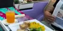 &ldquo;Brucia le uova e sputaci dentro&rdquo;. Il caso dello scontrino choc diventa una canzone: il video