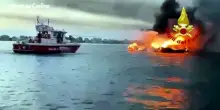 Yacht di 20 metri divorato dalle fiamme