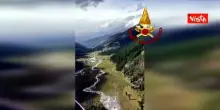 Vigili del Fuoco con l'elicottero portano in salvo 8 persone bloccate per frana nel Torinese