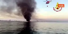 Yacht affonda a Jesolo dopo un incendio, evacuate 10 persone, intervento dei Vigili del Fuoco