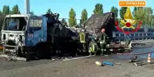 Milano, camion in fiamme su Tangenziale Ovest. Intervengono i vigili del fuoco