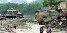 In Nepal oltre 900 morti e 4.500 dispersi, si scava fra il fango