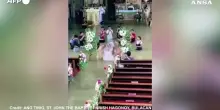 Nelle Filippine una coppia si sposa in una chiesa allagata a Hagonoy