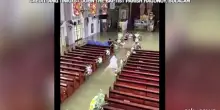 Filippine, nozze nella chiesa allagata: s&igrave; con l'acqua fino ai fianchi