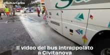Il video del bus intrappolato a Civitanova