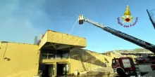 Vasto incendio in un centro commerciale a Palermo