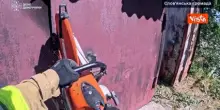 Nuovi raid russi su Donetsk, 4 feriti a Sloviansk, le immagini dei soccorsi