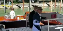 Venezia, arriva George Clooney ed &egrave; subito delirio