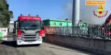 Incendio nella zona industriale di Catania, notte di lavoro per Vigili del fuoco