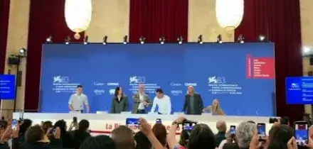 Venezia, Boyle presenta "Ink": l'ascesa di Murdoch e i media oggi