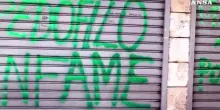 Molestie su 13enne a Torino, insulti sulle saracinesche del minimarket dell'indagato