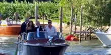 Venezia, l'arrivo di Clooney e Amal in barca prima del red carpet