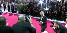 A Venezia il Leone d'oro a Clooney: il red carpet, i sorrisi, l'impegno