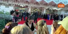 Matilde Gioli arriva sul red carpet di Venezia 83 tra autografi e selfie con i fan
