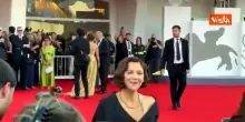 Maggie Gyllenhaal arriva sul red carpet di Venezia 83 e firma autografi ai fan