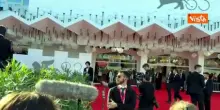 Nicolas Maupas e Bianca Balti con le ali arrivano sul red Carpet di Venezia 83 selfie e autografi