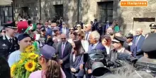 Omaggio floreale dei bambini al cippo di Dalla Chiesa, l'incontro con Piantedosi