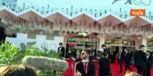 Nicolas Maupas sul red carpet di Venezia 83, qualcuno grida: Quanto sei bello mamma mia