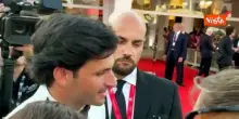 Carlos Sainz, J Balvin e Barbara Ronchi sul red carpet di Venezia 83, tra selfie e autografi