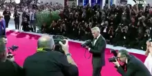 Venezia, George Clooney sul red carpet con il Leone d'Oro alla carriera