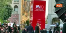 Kendall Jenner firma autografi ai fan sul red carpet di Venezia 83