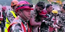 Alluvione in Nepal: due operai tratti in salvo da una galleria