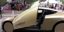 Tesla lancia Cybercab, il robotaxi senza volante e senza pedali