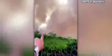 In Indonesia auto e moto in fuga in mezzo alle fiamme nel Borneo