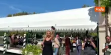 "Ciao, buon festival", Valeria Marini saluta i fotografi al Lido di Venezia per la Mostra del Cinema