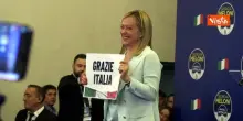 Record durata Governo Meloni, la premier festeggia la vittoria con cartello "Grazie Italia" nel 2022