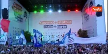 Ovazione per Meloni sul palco della festa per record durata Governo a Bari