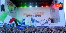 Meloni sale sul palco di Bari con 'Ma il cielo &egrave; sempre pi&ugrave; blu', ovazione dei sostenitori