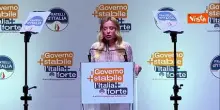 Ovazione per Meloni durante discorso a Bari, la premier: E' lungo sto intervento usciamo alle 21
