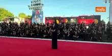 Venezia 83, Georgina Rodriguez sfila in completo blu notte con lunga gonna a sirena e blazer