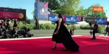 Venezia 83, la Presidente della Giuria Maggie Gyllenhaal sfila con uno scenografico abito nero