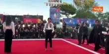 Venezia 83, Valentina Cabassi sfila sul red carpet con look maschile e papillon di strass