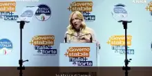 Meloni a Bari, la figlia le telefona durante il comizio