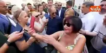 Bagno di folla e selfie per Meloni all&rsquo;uscita dall&rsquo;hotel a Bari il giorno dopo la manifestazione